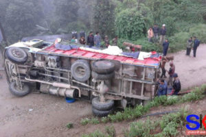 धनकुटाको डाँडाबजारमा ट्रक दुर्घटना, भेडेटार-राजारानी सडक अवरुद्ध (फोटो फिचरसहित)