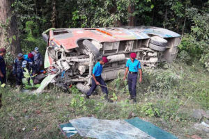 चितवनमा ट्रिपरको ठक्करबाट बस पल्टियो, २४ जना घाइते