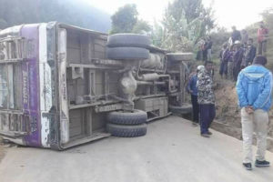 ब्रेक फेल भएर बस सडकमै पल्टियो, १७ घाइते