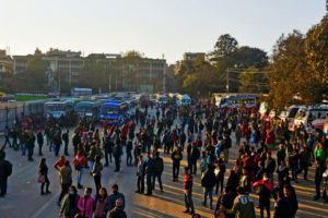 खुलामञ्चको बसपार्क अस्तव्यस्त, दुर्घटनाको त्रास