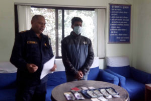 जुत्ताभित्रबाट लुकाइएको ३५ हजार डलर बरामद