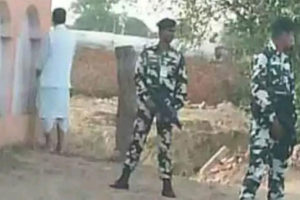 भारतीय मन्त्रीले सार्वजनिक ठाउँमा बडिगार्ड राखेर पिशाव गरेको भिडियो भाइरल