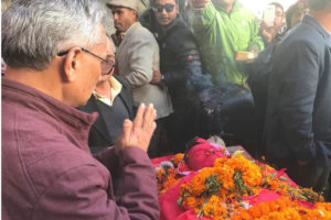 पेरिसडाँडामा प्रचण्ड र बाबुराम अंगालो हालेर रोए