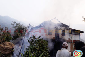 धनकुटाको जीतपुरमा आगलागी, आगो नियन्त्रणको प्रयास जारी (फोटो फिचरसहित)