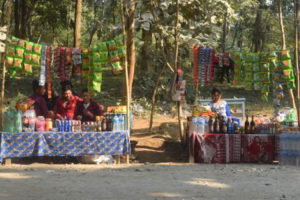 सराेकारवालाले अाखाँ चिम्लिएपछि सार्वजनिक स्थलमा खुलेआम मदिरा विक्री बढदै