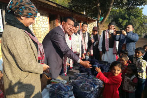 जाडोमा विद्यार्थीलाई न्यानो कपडा वितरण