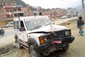 एम्बुलेन्सले ठक्कर दिँदा तीन घाइते