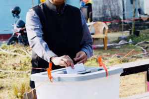 उद्योगपति विनोद चौधरीले गरे मतदान