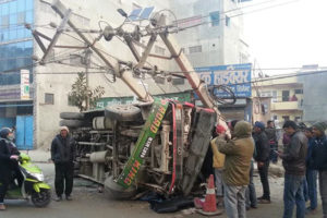 मैतिदेवीमा बस पल्टियो: १७ जना घाइते, तीनको अवस्था गम्भीर