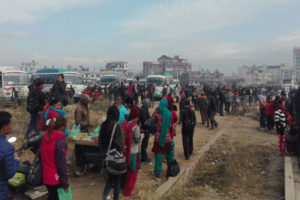 दलका निशुल्क बस चढी भोट हाल्न जानेको तीनकुनेमा घुइचो