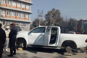 सिंहदरबारबाटै सरकारी गाडीको टायर चोरी