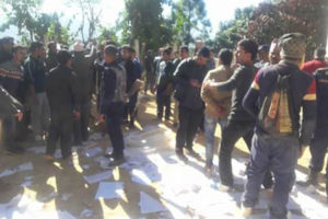 मतपत्रमा अधिकृतको हस्ताक्षर नभएको विषयमा अर्घाखाँचीको एक केन्द्रमा तोडफोड