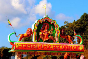 डडेल्धुराको उग्रतारा मन्दिरमा विवाह गर्ने जोडीको भीड