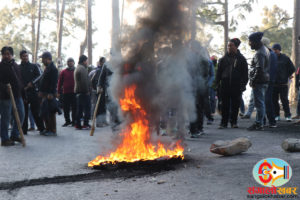 धनकुटा तनावग्रस्त, आन्दोलनकारी र प्रहरीवीच ठाउँ–ठाउँमा झडप, प्रहरीको गाडी तोडफोड