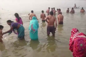 कोशी र कमला नदीमा माघी नुहाउनेको भीड