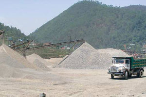 अव्यवस्थित बालुवा प्रशोधन उद्योगले दुर्घटना बढाए