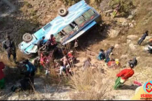 सल्यानमा बस पल्टिदा तीन जनाकाे मृत्यु