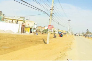 सडकको चौडाइ घटाउन नपाइने भन्दै धनगढी बन्द