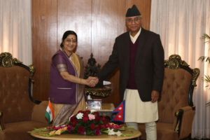 प्रधानमन्त्री देउवा र विदेशमन्त्री स्वराजबिच शिष्टाचार भेटवार्ता