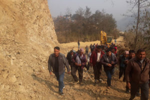 तीन जिल्ला जोड्ने सडक निर्माण  रोकिएपछी स्थानीय आन्दोलित