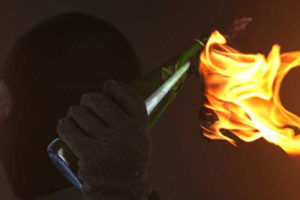 गुडिरहेको बसमा बम प्रहार, १२ जना घाइते