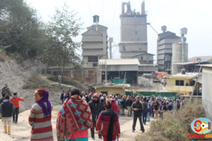निगाले सिमेन्ट उद्योगमा स्थानीयले गरे तालाबन्दी
