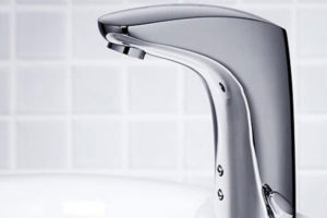 हात देखाउँदा पानी आउने सेन्सर धारामा आकर्षण