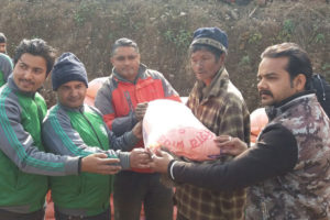 असी घर चेपाङलाई खाद्यान्न र लत्ताकपडा