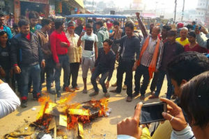 हिन्दीमा सम्बोधन गरेको विरोधमा सांसदहरूको पुत्ला दहन