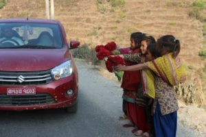 कापी कलम किन्न लालीगुराँस बेच्दै बालबालिका