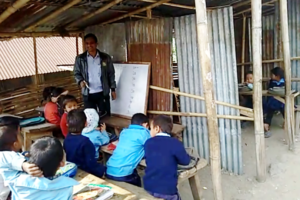 दुई वर्षदेखि बाँसको टहरामा बालबालिका