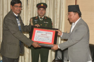 उपराष्ट्रपति पदमा निर्वाचित हुनुभएका पुनलाई प्रमाणपत्र प्रदान