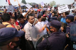 सडक विस्तारको विरोध गर्नेमाथि प्रहरीले हान्यो पानीको फोहोरा र अश्रुग्यास