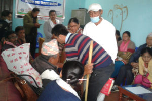 धनकुटामा वडामै गएर अपाङ्गता परिचयपत्र वितरण