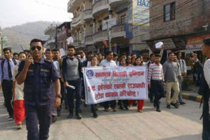 हेटौंडाबाट राजधानी नसार्न चेतावनी दिदै प्रदर्शन