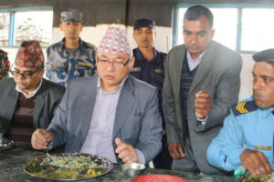 प्रहरी मेसमा प्रहरी जबानसँगै गृहमन्त्रीले खाना खानपुगेपछि