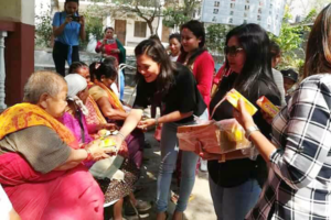 बिश्रान्तीका बृद्धबृद्धालाई खाद्यान्न र फलफुल वितरण