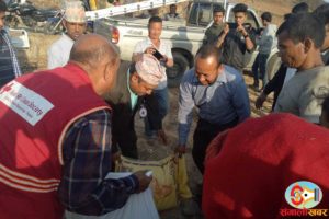 धनकुटाका आगलागी पीडितलाई राहत वितरण