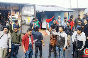 धनकुटामा बिद्यार्थीले गरे चक्काजाम