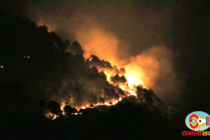 धनकुटाको बडहरे सामुदायिक बनमा आगलागी, आगो अनियन्त्रित हुँदा बजारक्षेत्र जोखिममा