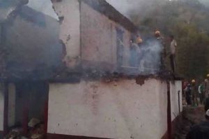 वनको आगो गाउँमा पस्दा छ घर ध्वस्त