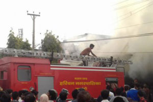 रौतहटको चन्द्रनिगाहपुर स्थित राहुल हार्डवेयर-फर्निचर उद्योगमा भीषण आगलागी