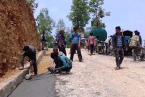 दिक्तेल–हलेसी सडक कालोपत्र नसकिँदै उप्कियो