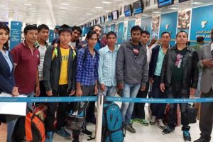 ओमनमा दुःख पाएका ११ नेपालीको उद्धार, दूतावासले नेपाल फर्कायो