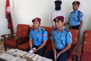 ४५ लाखसहित भारतीय पक्राउ