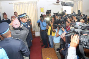 महानिरीक्षकद्वयलाई दज्र्यानी चिह्न प्रदान