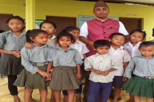 समाजसेवीद्वारा १० विद्यार्थीलाई अभिभावकत्व