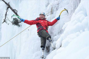 सगरमाथा आरोहणमा दुबै खुट्टा गुमाएका चिनियाँ फेरि सगरमाथा चढ्दै
