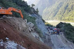 नारायणगढ–मुग्लिन सडकखण्डमा पहिरो रोक्न काम शुरु