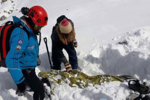 बेपत्ता भएका दुई विदेशी पर्यटक पदमार्गबाट खसेको अवस्थामा भेटिए